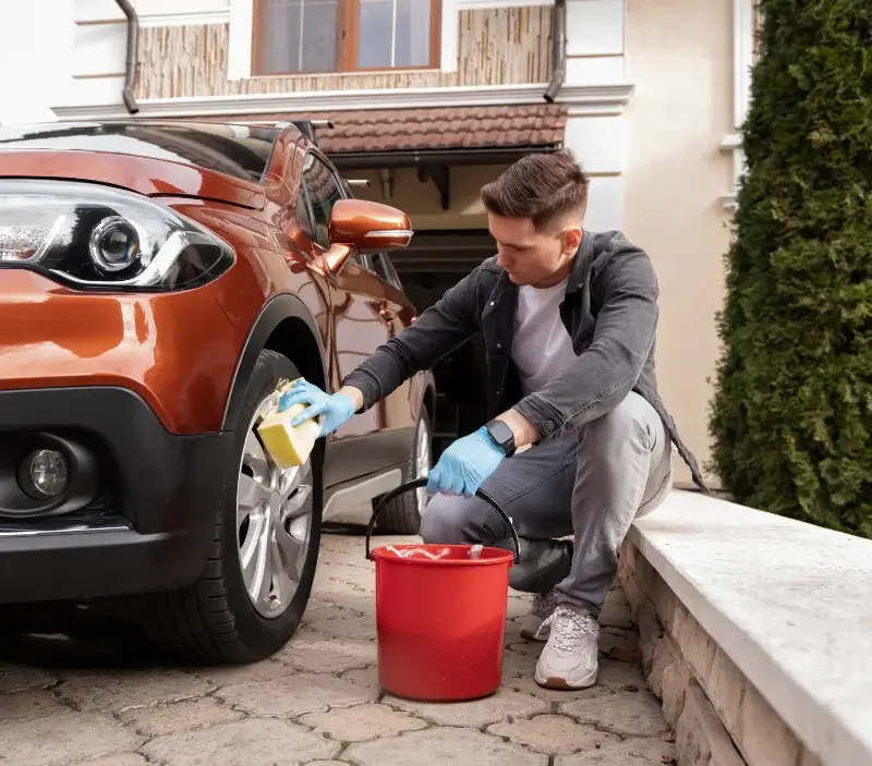 Lavage auto à domicile Fabas : professionnel intervenant sur un véhicule